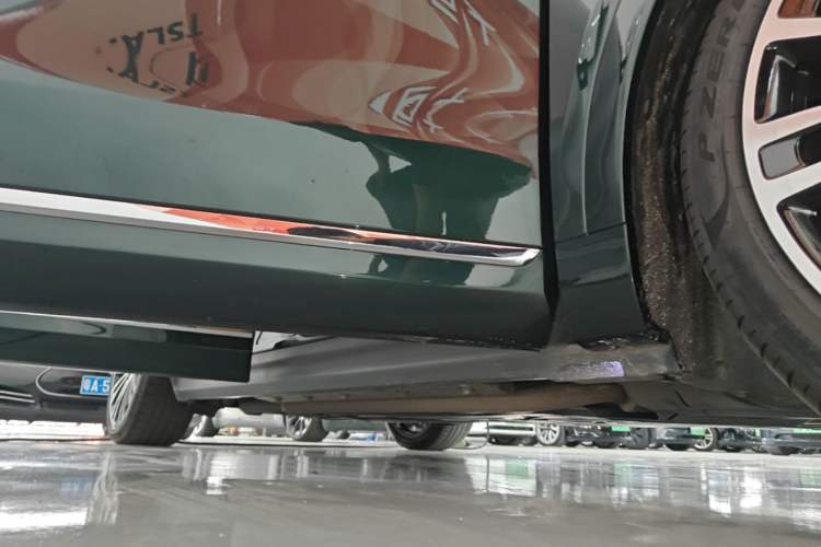 Used Hima AITO M9 2024 Range-Extended Ultra Version 42 kWh 6-Seater Model Right Side Sill