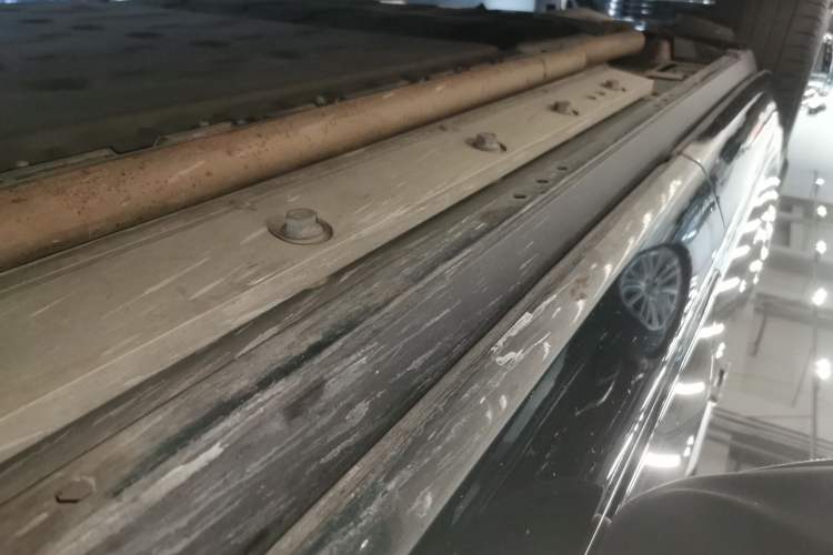 Used Hima AITO M9 2024 Range-Extended Ultra Version 42 kWh 6-Seater Model Right Side Sill