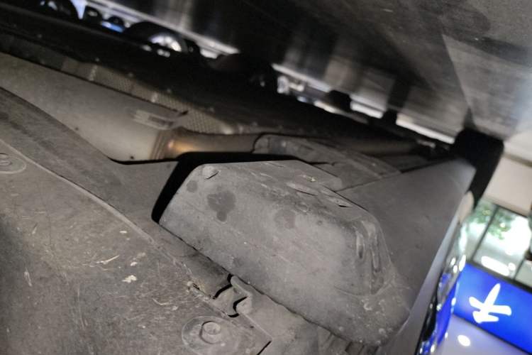 Used Hima AITO M9 2024 Range-Extended Ultra Version 52 kWh 6-Seater Model Right Side Sill