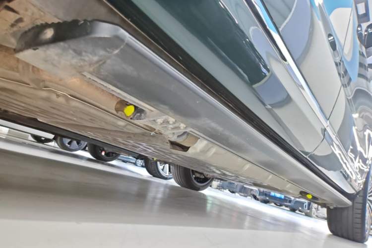 Used Hima AITO M9 2024 Range-Extended Ultra Version 52 kWh 6-Seater Model Right Side Sill