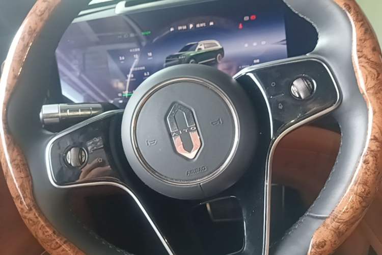 Used Hima AITO M9 2024 Range-Extended Ultra Version 42 kWh 6-Seater Model Steering Wheel