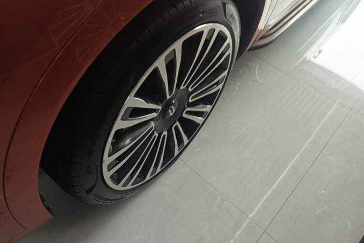 Used Hima AITO M9 2024 Range-Extended Ultra Version 42 kWh 6-Seater Model Left Front Wheel Hub