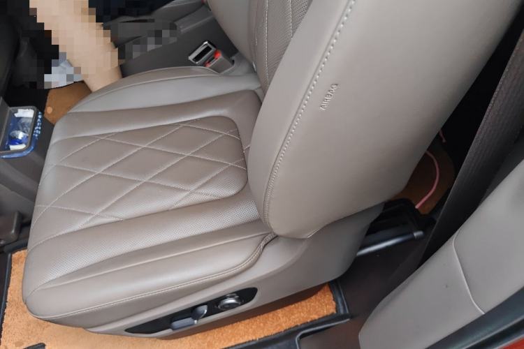 Used Hima AITO M9 2024 Range-Extended Ultra Version 42 kWh 6-Seater Model Left Rear Seat