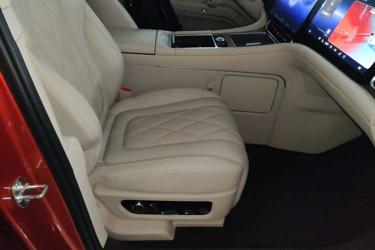 Used Hima AITO M9 2024 Range-Extended Ultra Version 42 kWh 6-Seater Model Right Front Seat