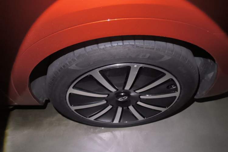 Used Hima AITO M9 2024 Range-Extended Ultra Version 42 kWh 6-Seater Model Right Front Wheel Hub