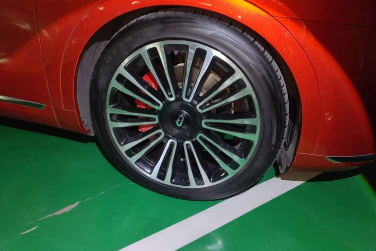 Used Hima AITO M9 2024 Range-Extended Ultra Version 42 kWh 6-Seater Model Right Front Wheel Hub