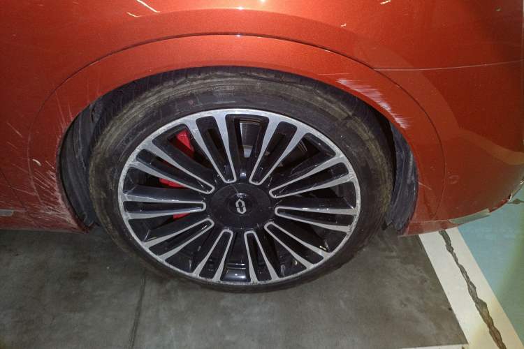 Used Hima AITO M9 2024 Range-Extended Max Edition 42 kWh 6-Seater Version Right Front Wheel Hub