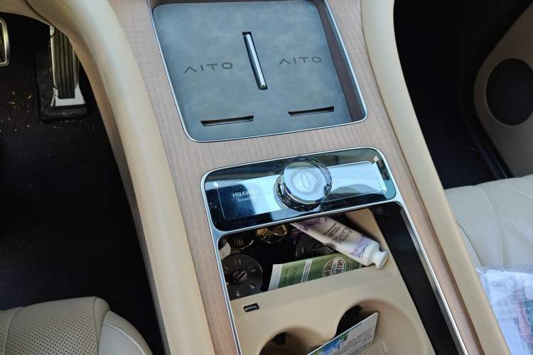 Used Hima AITO M9 2024 Range-Extended Max Edition 42 kWh 6-Seater Version Gear Lever
