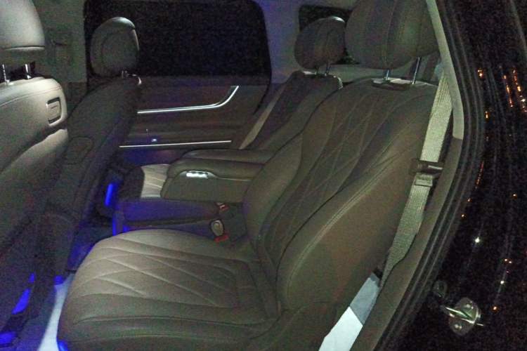 Used Hima AITO M9 2024 All-Electric Ultra Version 100 kWh 6-Seater Model Left Rear Seat