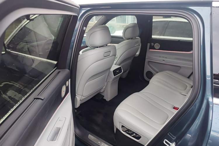 Used Hima AITO M9 2024 Range-Extended Ultra Version 52 kWh 5-Seater Model Left Rear Seat