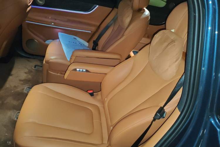Used Hima AITO M9 2024 All-Electric Ultra Version 100 kWh 6-Seater Model Left Rear Seat