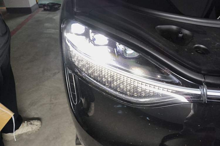 Used Hima AITO M9 2024 All-Electric Ultra Version 100 kWh 6-Seater Model Right Front Headlight