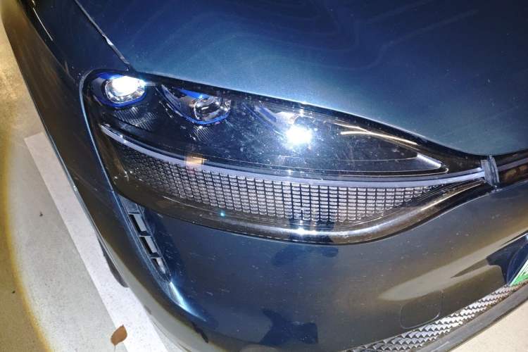 Used Hima AITO M9 2024 All-Electric Ultra Version 100 kWh 6-Seater Model Right Front Headlight