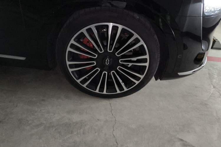 Used Hima AITO M9 2024 All-Electric Ultra Version 100 kWh 6-Seater Model Right Front Wheel Hub