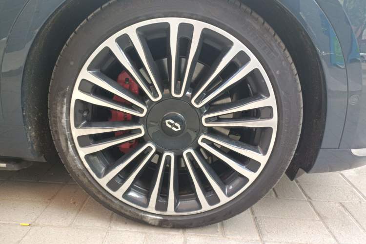 Used Hima AITO M9 2024 Range-Extended Ultra Version 42 kWh 6-Seater Model Right Front Wheel Hub