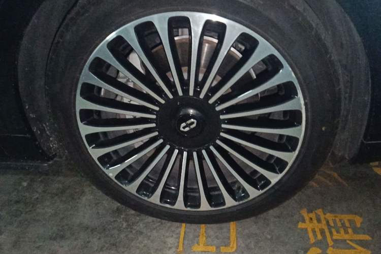 Used Hima AITO M9 2024 Range-Extended Ultra Version 42 kWh 6-Seater Model Right Front Wheel Hub