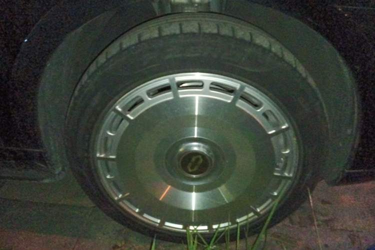Used Hima AITO M9 2024 All-Electric Ultra Version 100 kWh 6-Seater Model Right Front Wheel Hub