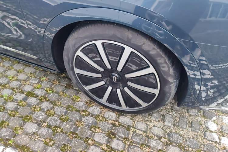 Used Hima AITO M9 2024 Range-Extended Ultra Version 52 kWh 5-Seater Model Right Front Wheel Hub