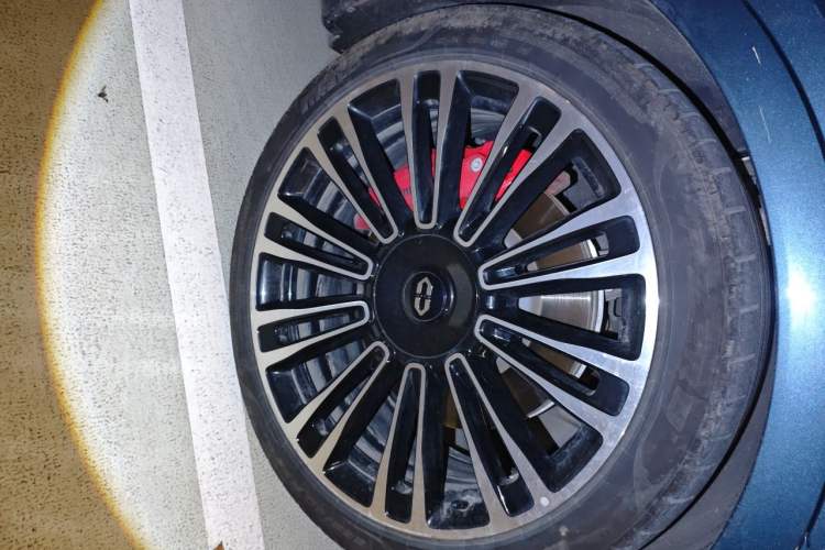 Used Hima AITO M9 2024 All-Electric Ultra Version 100 kWh 6-Seater Model Right Front Wheel Hub