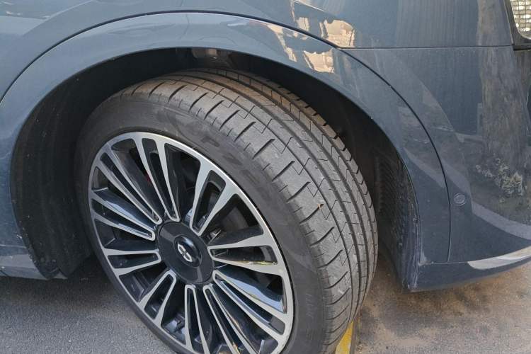 Used Hima AITO M9 2024 Range-Extended Max Edition 42 kWh 6-Seater Version Right Front Wheel Hub