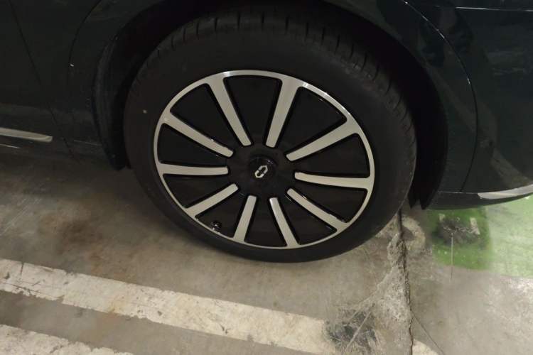 Used Hima AITO M9 2024 Range-Extended Max Edition 42 kWh 6-Seater Version Right Front Wheel Hub