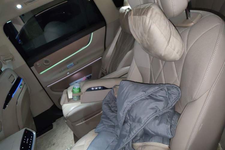Used Hima AITO M9 2024 Range-Extended Ultra Version 52 kWh 6-Seater Model Left Rear Seat