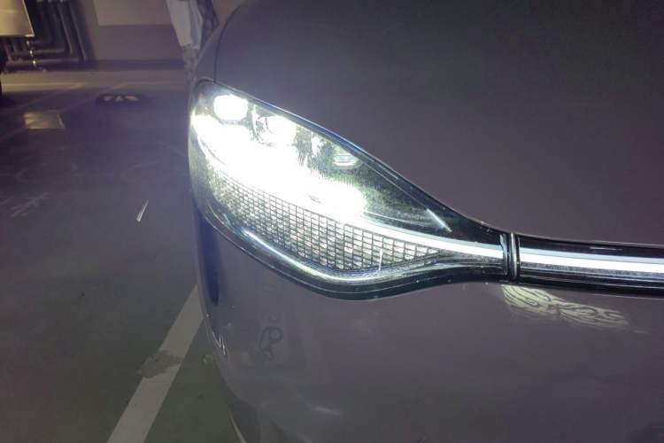Used Hima AITO M9 2024 Range-Extended Ultra Version 52 kWh 6-Seater Model Right Front Headlight