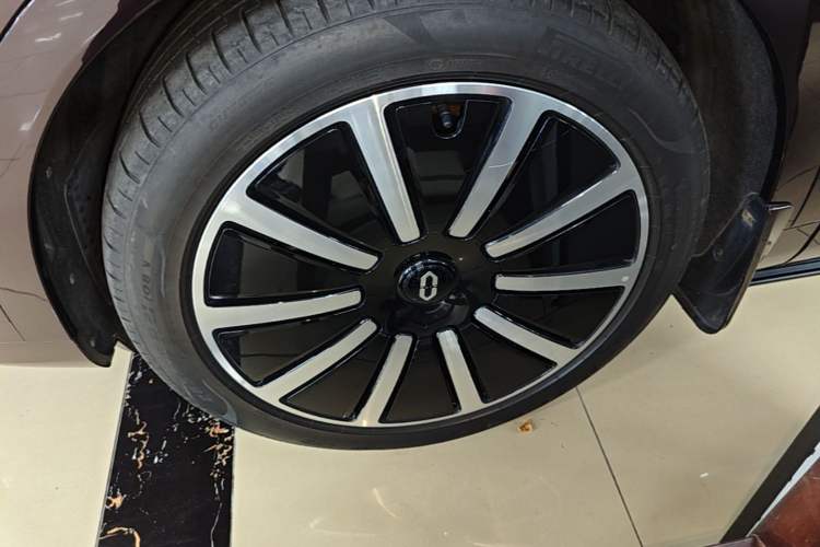 Used Hima AITO M9 2024 Range-Extended Ultra Version 42 kWh 6-Seater Model Left Front Wheel Hub