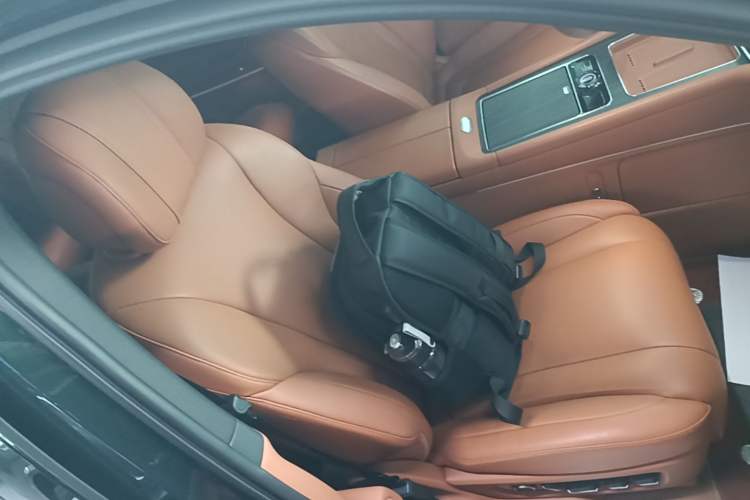 Used Hima AITO M9 2024 Range-Extended Ultra Version 52 kWh 6-Seater Model Right Front Seat