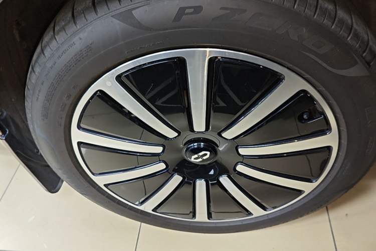 Used Hima AITO M9 2024 Range-Extended Ultra Version 42 kWh 6-Seater Model Right Rear Wheel Hub