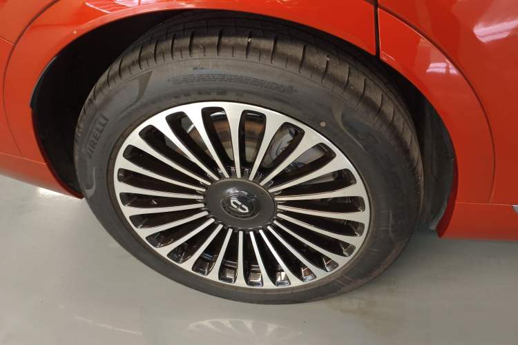 Used Hima AITO M9 2024 All-Electric Ultra Version 100 kWh 5-Seater Model Right Rear Wheel Hub