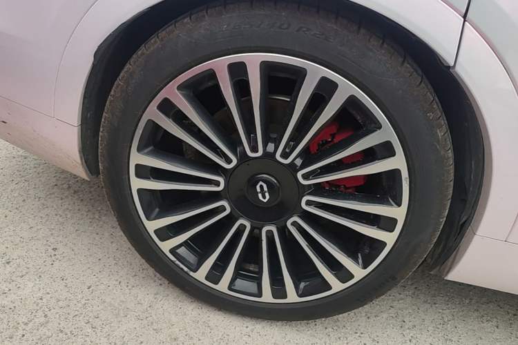 Used Hima AITO M9 2024 All-Electric Ultra Version 100 kWh 6-Seater Model Right Rear Wheel Hub