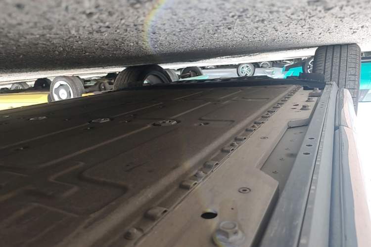 Used Hima AITO M9 2024 All-Electric Ultra Version 100 kWh 6-Seater Model Right Side Sill