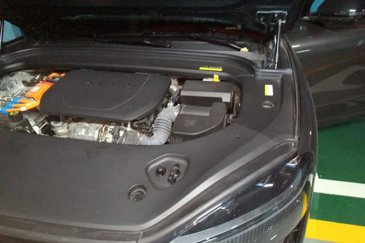 Used Hima AITO M9 2024 Range-Extended Ultra Version 52 kWh 5-Seater Model Engine Bay Left
