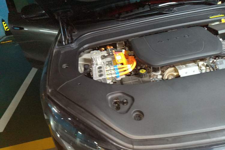 Used Hima AITO M9 2024 Range-Extended Ultra Version 52 kWh 5-Seater Model Engine Bay Right