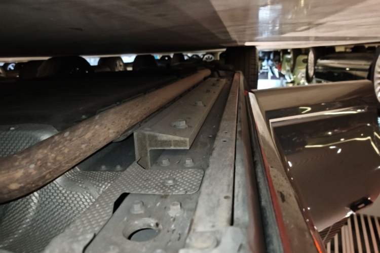 Used Hima AITO M9 2024 Range-Extended Ultra Version 42 kWh 6-Seater Model Right Side Sill