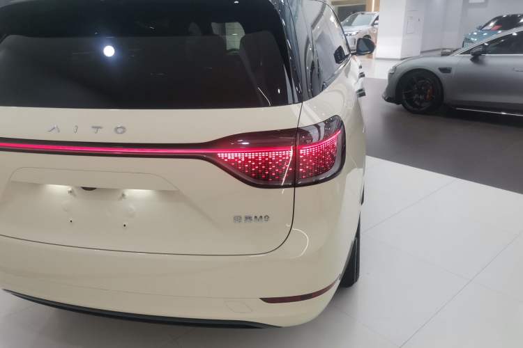 Used Hima AITO M9 2024 Range-Extended Ultra Version 42 kWh 6-Seater Model Right Rear Taillight