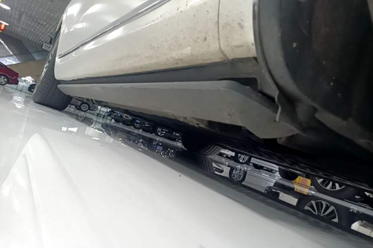 Used Hima AITO M9 2024 Range-Extended Max Edition 42 kWh 6-Seater Version Right Side Sill