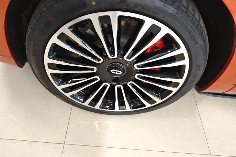 Used Hima AITO M9 2024 Range-Extended Ultra Version 42 kWh 6-Seater Model Left Front Wheel Hub