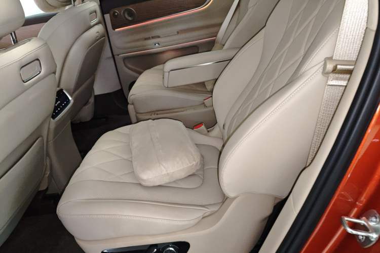 Used Hima AITO M9 2024 Range-Extended Ultra Version 42 kWh 6-Seater Model Left Rear Seat