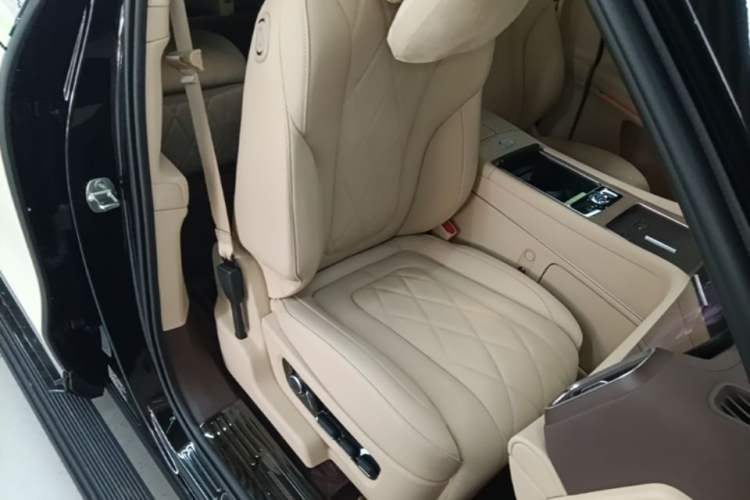 Used Hima AITO M9 2024 Range-Extended Ultra Version 52 kWh 6-Seater Model Right Front Seat