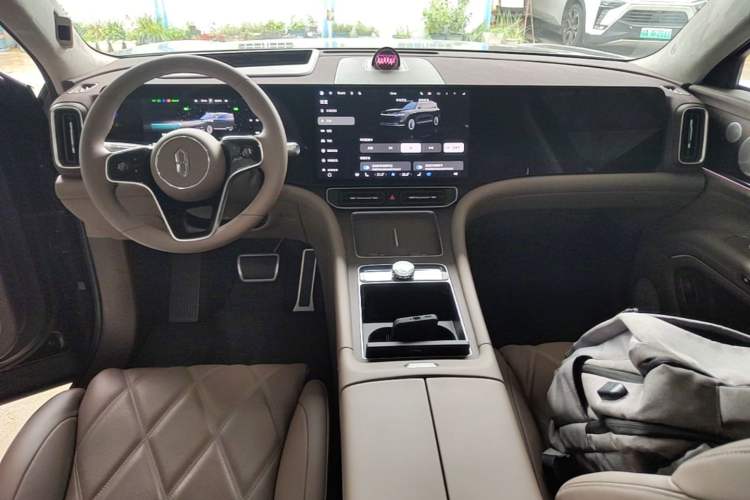Used Hima AITO M9 2025 Extended-Range Ultra Version 52 kWh 5-Seater Edition Center Console