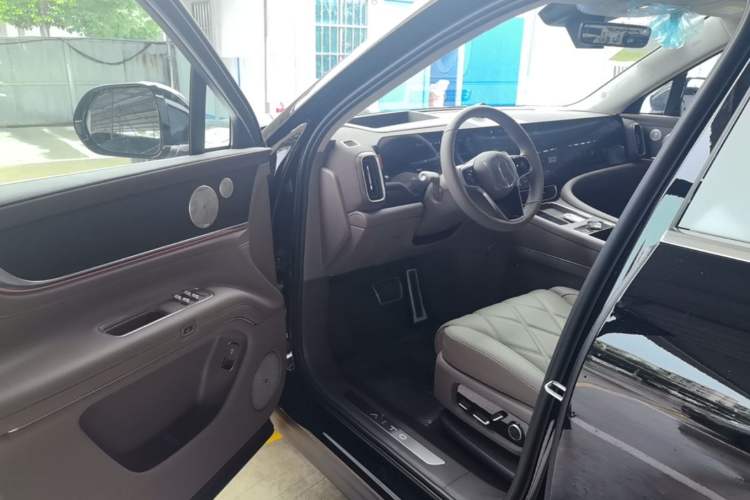 Used Hima AITO M9 2025 Extended-Range Max Version 52 kWh 6-Seater Edition Driver Seat