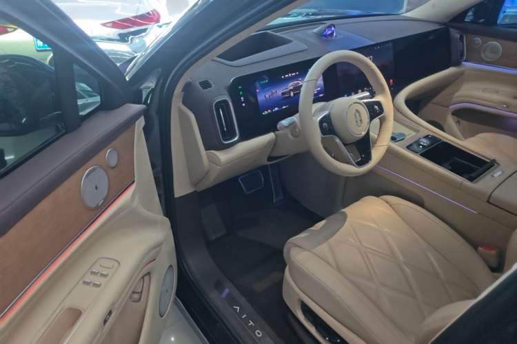 Used Hima AITO M9 2025 Extended-Range Ultra Version 52 kWh 6-Seater Driver Seat