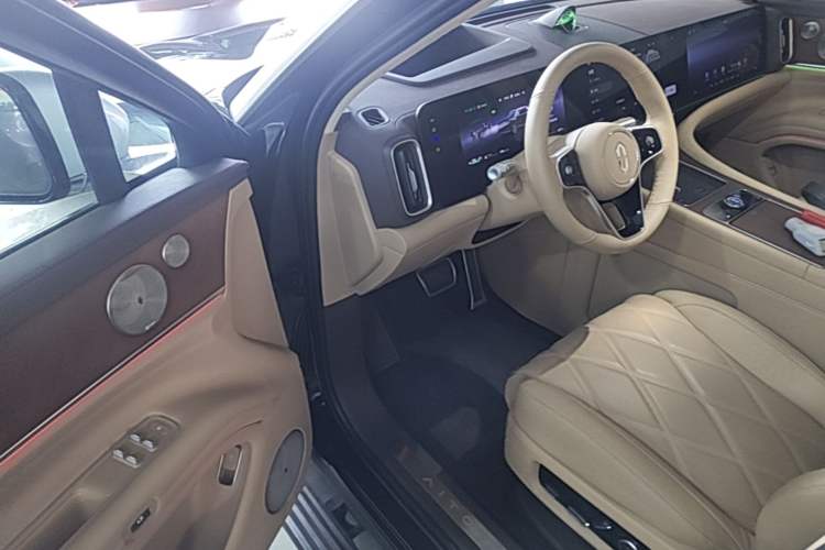Used Hima AITO M9 2025 Extended-Range Ultra Version 52 kWh 6-Seater Driver Seat