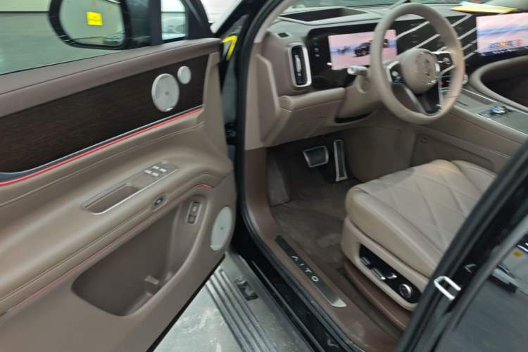 Used Hima AITO M9 2025 Extended-Range Ultra Version 52 kWh 6-Seater Driver Seat