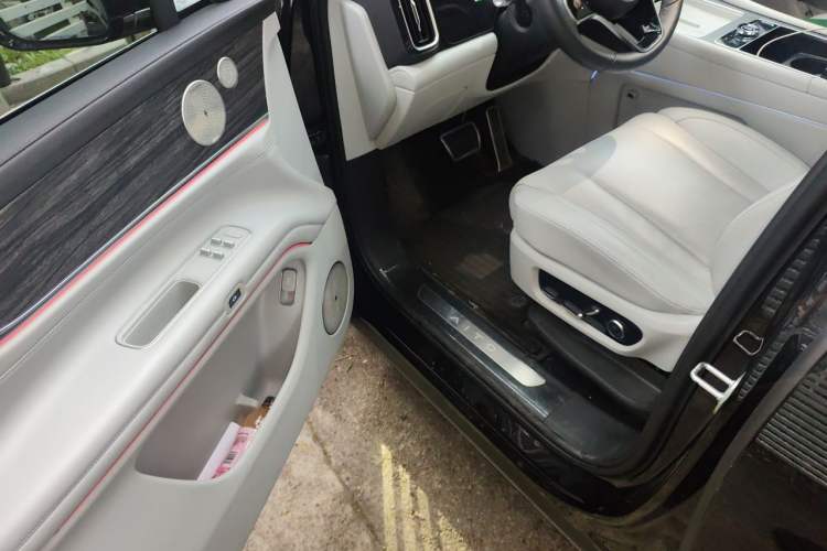 Used Hima AITO M9 2025 Extended-Range Ultra Version 52 kWh 6-Seater Driver Seat