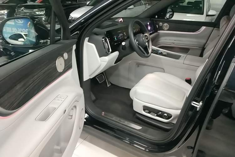 Used Hima AITO M9 2025 Extended-Range Max Version 52 kWh 5-Seater Edition Driver Seat