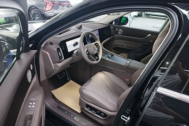 Used Hima AITO M9 2025 Extended-Range Ultra Version 52 kWh 6-Seater Driver Seat