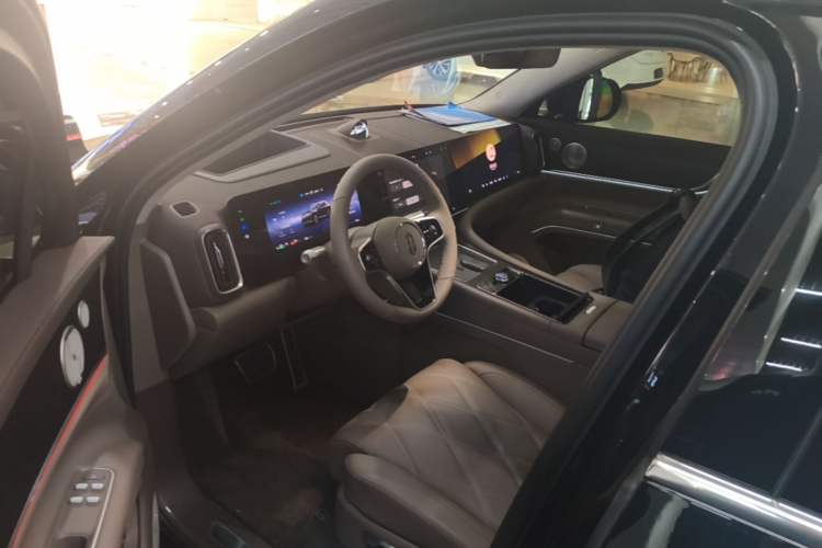 Used Hima AITO M9 2025 Extended-Range Max Version 52 kWh 5-Seater Edition Driver Seat